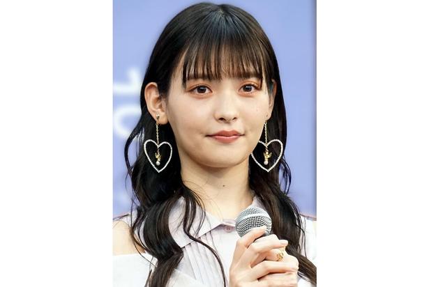 上坂すみれ、黒のゴシック調衣装＆ケープ姿で魅了 ダークファンタジー感あふれるオフショットに反響「美しすぎる…」「リアル吸血鬼ハンター」