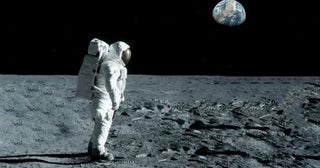 「月の土地」が数千円で買えると聞きました。本当に自分の土地になるのでしょうか？