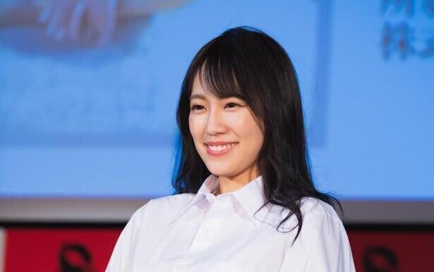 ランジェリーの紐が腰肉に食い込む…霧島聖子、凹凸のメリハリが絶妙な姿に「すごいボディ」と反響