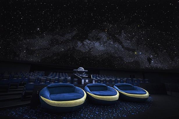 コニカミノルタプラネタリウムが変えた常識。「星を学ぶ場所」から「音楽と五感で楽しむエンタメ空間」への挑戦とは？