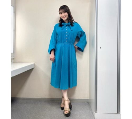  安めぐみ、春らしい爽やかブルーワンピ姿披露 