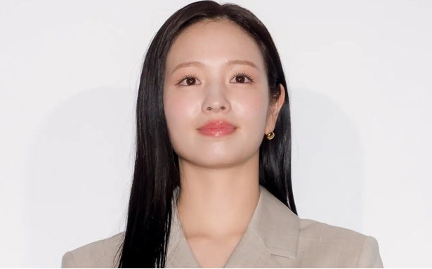 カメラの前で“前のめり”…横田真悠、もふもふ犬をなで満面笑顔に「笑ってる真悠ちゃんみれて幸せ」の声