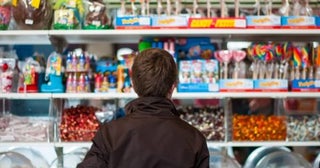 ショッピングモールの「駄菓子屋」では「20円」とか「50円」のお菓子がたくさん販売されていますが、これで「テナント料」を稼げるものなのでしょうか？