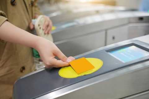友人は「通勤定期券」で駅をめぐり“改札内だけ”で、食事や買い物をしているそうです。「不正乗車じゃなく範囲内」とのことですが、本当に“追加運賃なし”で問題ないでしょうか？