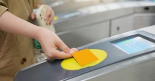 友人は「通勤定期券」で駅をめぐり“改札内だけ”で、食事や買い物をしているそうです。「不正乗車じゃなく範囲内」とのことですが、本当に“追加運賃なし”で問題ないでしょうか？