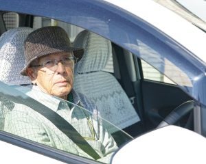 「一方通行の道で逆走する」80代老人のせいで渋滞に…“作業服姿の男性”がとった行動に心の中で拍手――週末ベスト