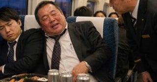 新幹線で次々と缶ビールをあけ、駅弁を食べる“クチャラー”男性に辟易…車掌が放った“毅然とした一言”