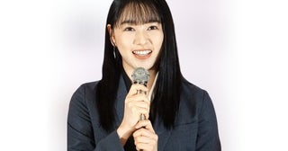 桜井日奈子、赤ドレスでバーカウンターで佇む大人っぽいショット…「魅力満載」「日に日にキレイになっていく」の声