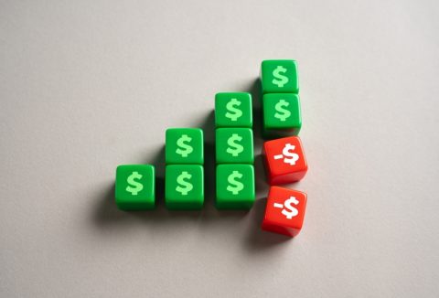 年金を受け取り始めた父が、「学生時代に国民年金を払わなかったことを後悔している」と話していました。私も未納期間があるのですが、やはり受給額は減るのでしょうか？将来のことを考えると不安です。