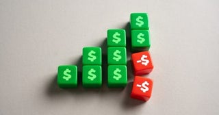年金を受け取り始めた父が、「学生時代に国民年金を払わなかったことを後悔している」と話していました。私も未納期間があるのですが、やはり受給額は減るのでしょうか？将来のことを考えると不安です。