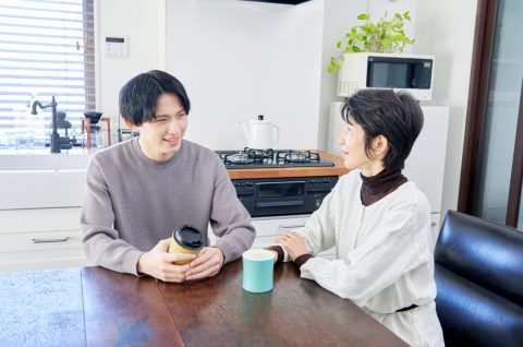 社会人2年目の息子が、お盆は実家で過ごしたいと言っています。うれしい反面、1週間となると食費も結構かかりそう…。親が負担するのが普通でしょうか？