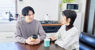 社会人2年目の息子が、お盆は実家で過ごしたいと言っています。うれしい反面、1週間となると食費も結構かかりそう…。親が負担するのが普通でしょうか？