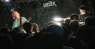 鈴木実貴子ズ、全国ツアー『あばら』完走！自分のためから誰かの夜を越えるための音楽へ、チケット即完で迎えた下北沢シェルター公演をレポート