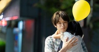 坂口健太郎が主演作「私はあなたを知らない、」を「超名作」「何度も観たい」と自負。坂口×中野量太監督のインタビュー映像