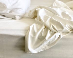 ラブホテルのエレベーターでまさかの“両親”に遭遇…女性30代に聞いた若き日の気まずい体験談――週末ベスト
