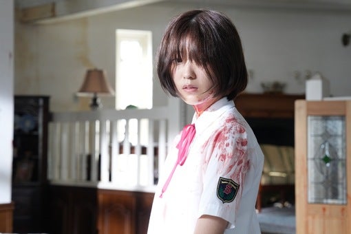 工藤美桜、両親を殺害する女子高生役で『連続ドラマＷ坂の上の赤い屋根』出演決定！【コメントあり】