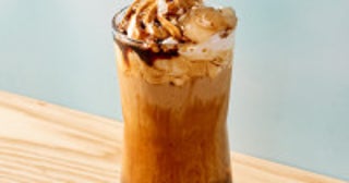 中目黒・スタバに“夏のビバレッジ”登場！わらび餅やアイスクリームを乗せた和パフェのようなラテなど用意