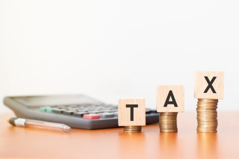 来年、学資保険が満期になり、自分の口座に200万円が振り込まれる予定です。これに税金はかかりますか？確定申告が必要でしょうか。