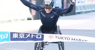 「パリでマラソンのメダルを」進化中の鈴木朋樹が好タイムで東京マラソン・男子車いす制す