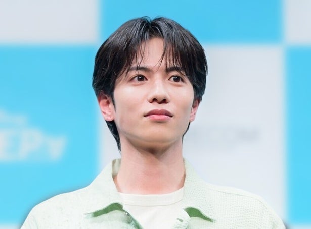 志尊淳、ソファの上でちょこんと座るかわいい姿に「ぬいぐるみにして持って帰りたい」の声＜10回切って倒れない木はない＞