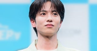 志尊淳、ソファの上でちょこんと座るかわいい姿に「ぬいぐるみにして持って帰りたい」の声＜10回切って倒れない木はない＞