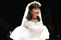 かたせ梨乃、ウエディングドレス姿で豆原一成と“結婚式”再現「こんなダイナマイトな役は初めて」