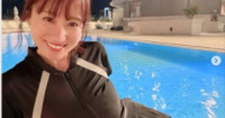 慶應卒・気象予報士美女45歳、水着でスタイル全開人生初ナイトプールを満喫