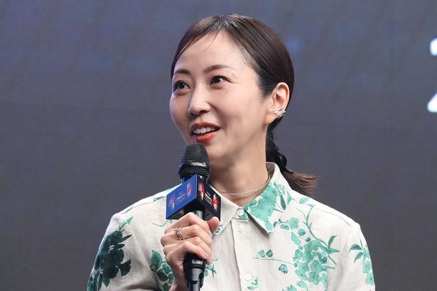 木南晴夏、花束片手にピースするオフショットに「お花より断然キレイです」の声＜今夜、秘密のキッチンで＞