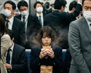 「ここで食べないと朝ごはんが抜きになる」電車内でやりたい放題の女子高生に、友人から浴びせられた“正論”