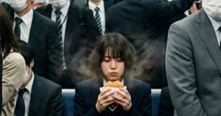 「ここで食べないと朝ごはんが抜きになる」電車内でやりたい放題の女子高生に、友人から浴びせられた“正論”