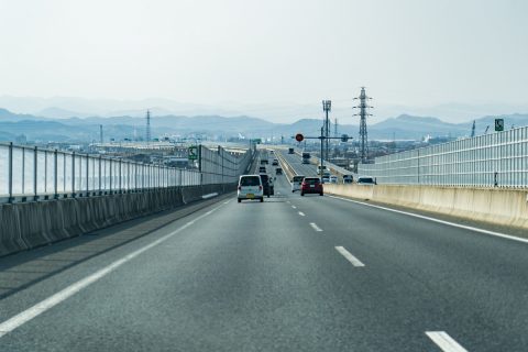 高速道路で「右車線」を走っていると、夫から「6000円の反則金になるよ」と注意が！ 追い越し車線なのに“罰金になる”のはナゼ？ 意外と知らない「交通違反」を確認
