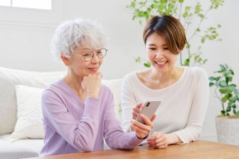 母のスマホ代が毎月「8000円」近いので格安SIMをすすめたところ、「設定が分からないから怖い」と言われました。料金が安くても、サポート面で損する場合はありますか？