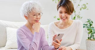 母のスマホ代が毎月「8000円」近いので格安SIMをすすめたところ、「設定が分からないから怖い」と言われました。料金が安くても、サポート面で損する場合はありますか？