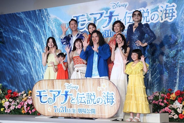 「モアナと伝説の海」ミュージカルプレミアでTSUZUMI、ディズニー声優の先輩MOMONAのサプライズ登場に涙