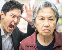 レジの列を割り込んできた高齢女性…→声をかけようとしたら後ろにいた“ある人物”がまさかの対応