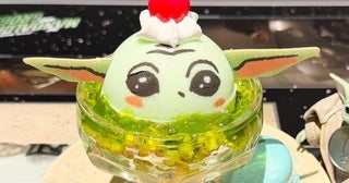 ブルーマカロンにプリンで作ったグローグーも！「STAR WARS」CAFEの注目メニューを推し活経済評論家・横川楓が実食レポ