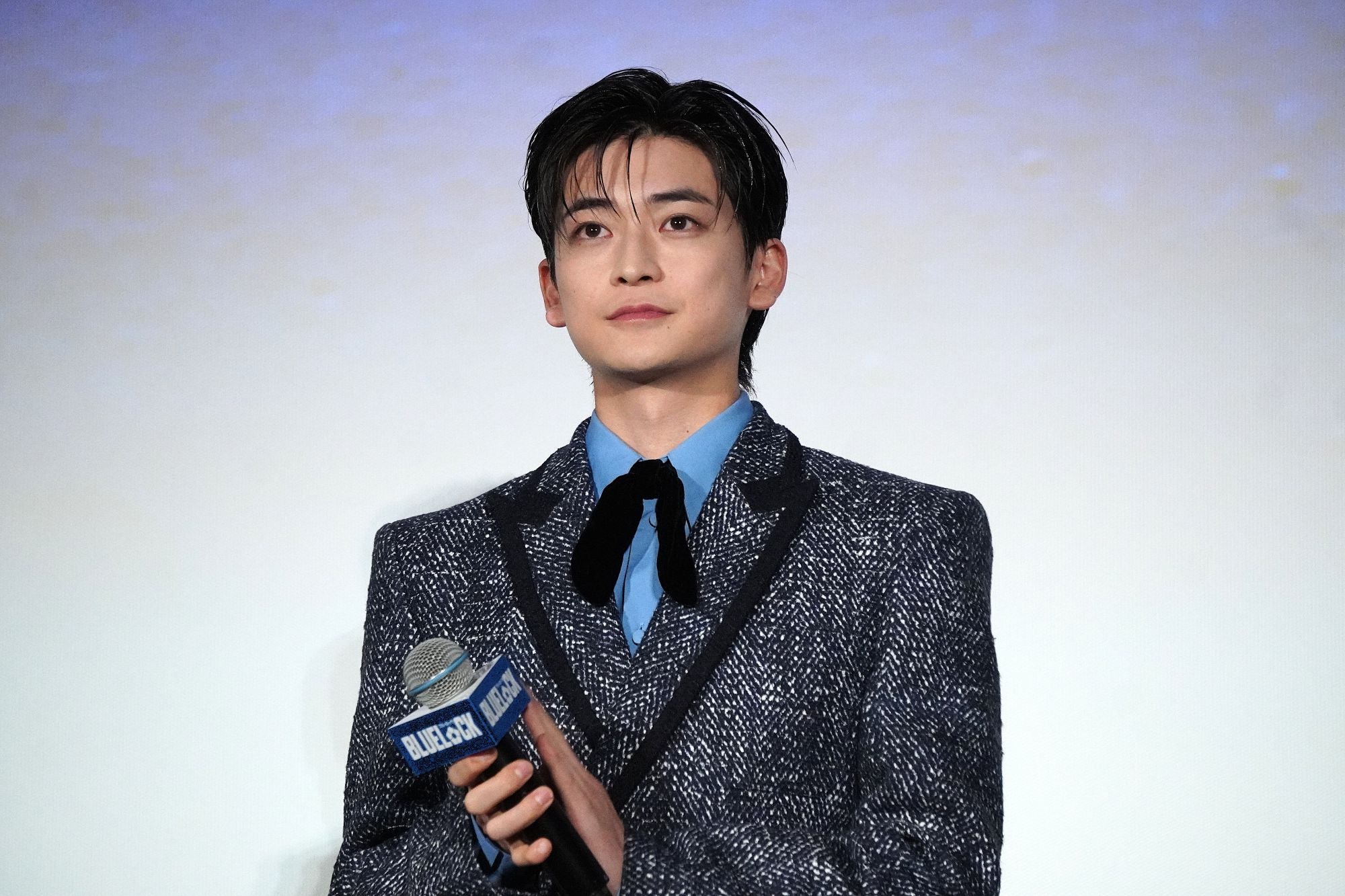 窪田正孝、カナダから「ご無沙汰してます」完全サプライズで高橋文哉ら驚き【「ブルーロック」初日舞台挨拶】