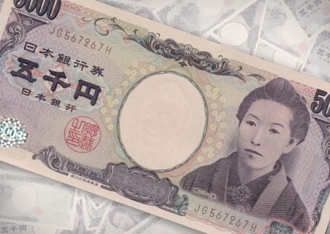 祖母の家で遺品整理中に旧5000円札を見つけました。状態が良いピン札