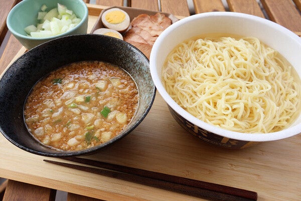 【正麺「ニボ玉」の超煮干しつけ麺】マルちゃん正麺の煮干しカップ麺を煮干しのダシで作ってつけ麺化！究極のセメント系煮干しを堪能せよ！＜野島慎一郎のバカレシピ＞