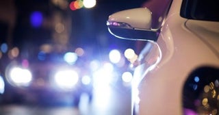 夫が「深夜割引を使えば高速代が安くなる」と言って夜中に出発したがります。子ども連れでも、そこまでして節約する価値はありますか？