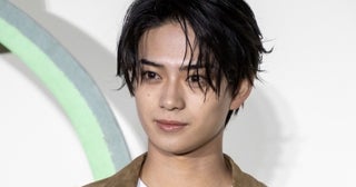 岩瀬洋志、白い花で片目を隠したミステリアスな雰囲気…「美しすぎてカッコよすぎて目が潤う」の声