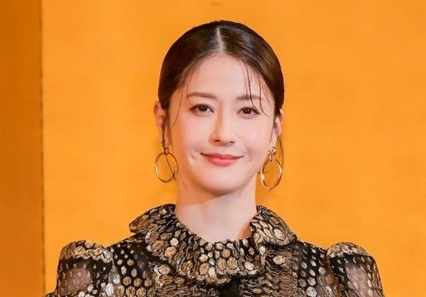 松本若菜、ビビッドコーデ×“フシギ”ポーズを披露するソロショットに「癒されます」の声＜君の好きは無敵＞