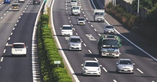 「追い越し車線」を走り続ける車両を発見！「高速道路」でよくある「危険な誤解」とは？