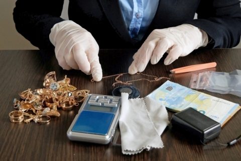 質屋に売った貴金属とブランドバッグが約200万円になりました。この場合、税金はいくらかかりますか？