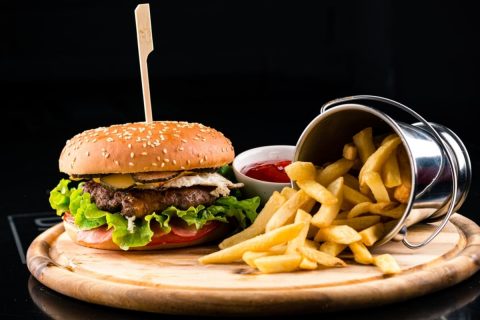マクドナルド「株主優待券5000円分」が“3000円”で売られてるのを発見！ でも“転売品は規約違反”なら「買うだけ損」ですか？ 優待内容や必要投資額も確認