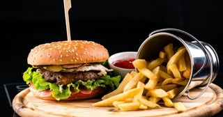 マクドナルド「株主優待券5000円分」が“3000円”で売られてるのを発見！ でも“転売品は規約違反”なら「買うだけ損」ですか？ 優待内容や必要投資額も確認