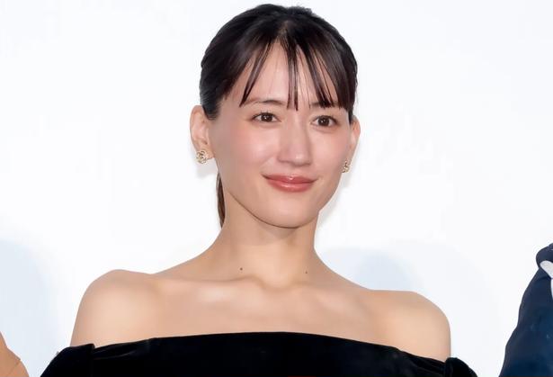 白ドレス姿の“ほほ笑み”が舞台挨拶で輝く…綾瀬はるか、“リラックス”したシルエットに「ドレス素敵！」