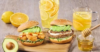 熟れたアボカドのおいしさ満喫！「フレッシュネスバーガー」に生のアボカドが1/2個入った限定アボカドバーガー降臨！