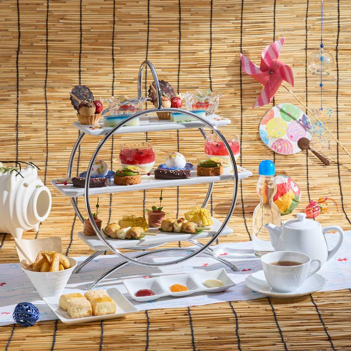 ロイヤルパークホテルの「夏祭りアフタヌーンティー」。たこ焼きやチョコバナナなど屋台の定番モチーフが楽しい