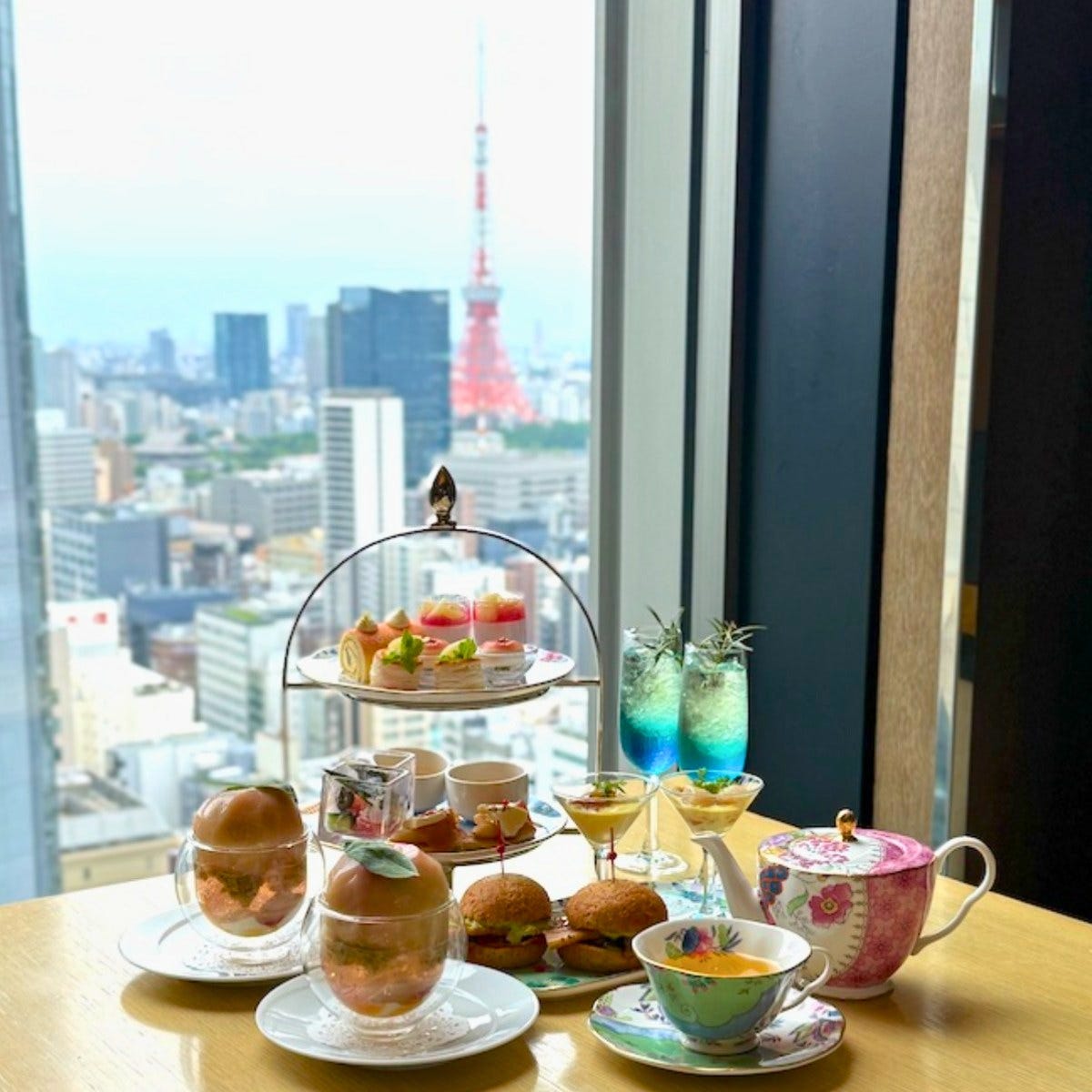 白桃丸ごと1個のパフェに感動！ザ ロイヤルパークホテル アイコニック 東京汐留で“桃”が主役のアフタヌーンティーを体験レポ